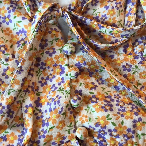 BLUE BLUSH FLORAL TOP WITH BUTTONS, TIE & RUFFLE M - Picture 12 of 16